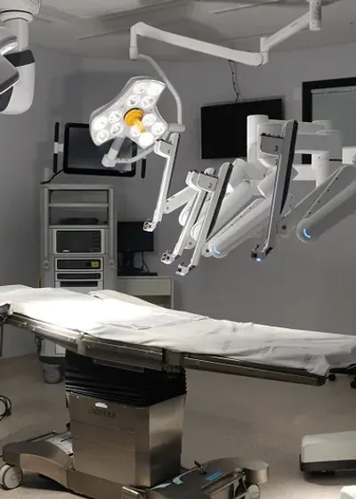 Plataforma robótica Da Vinci no centro cirúrgico